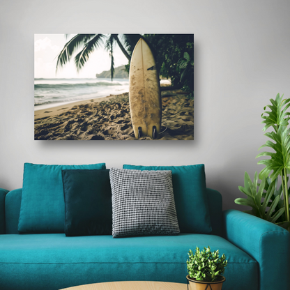 Tropisch strand met wachtend surfboard canvas