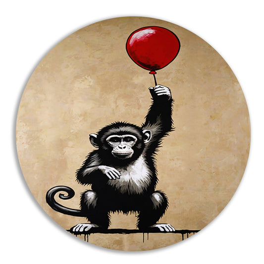 Chimpansee met rode ballon op beige achtergrond forex muurcirkel