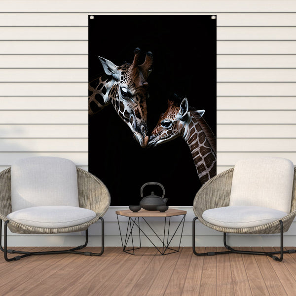 Zwart-wit kunstwerk van nuzzelende giraffen tuinposter