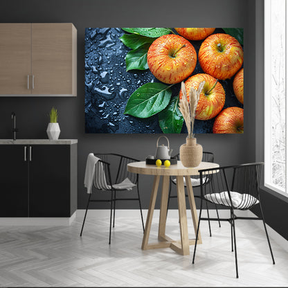 Glanzende appels met waterdruppels canvas met baklijst