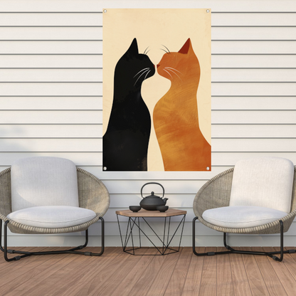 Twee katten in liefdevolle pose met aardetinten tuinposter