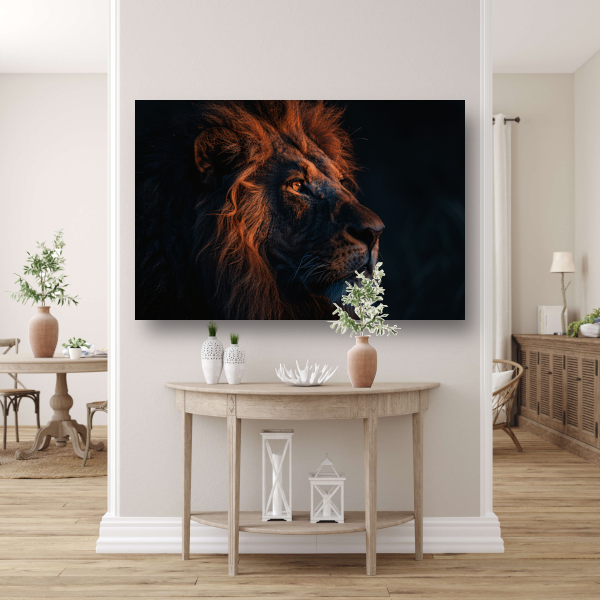Leeuw in Schemerlicht met Gouden Manen canvas met baklijst