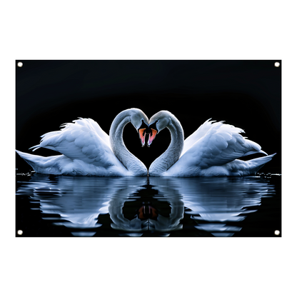 Twee zwanen vormen hart op water tuinposter