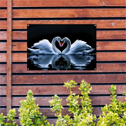Twee zwanen vormen hart op water tuinposter