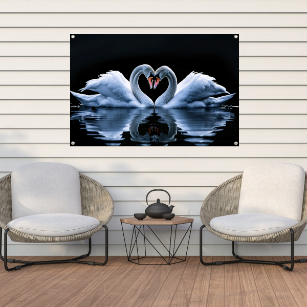 Twee zwanen vormen hart op water tuinposter