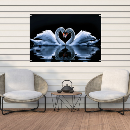 Twee zwanen vormen hart op water tuinposter