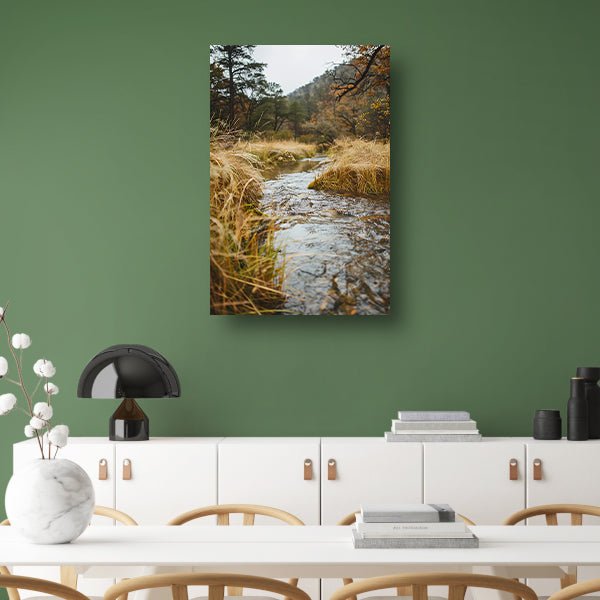 Kabbelend beekje omgeven door herfstgras poster