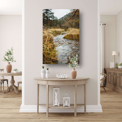 Kabbelend beekje omgeven door herfstgras poster