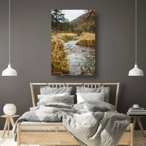 Kabbelend beekje omgeven door herfstgras poster