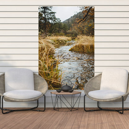 Kabbelend beekje omgeven door herfstgras tuinposter