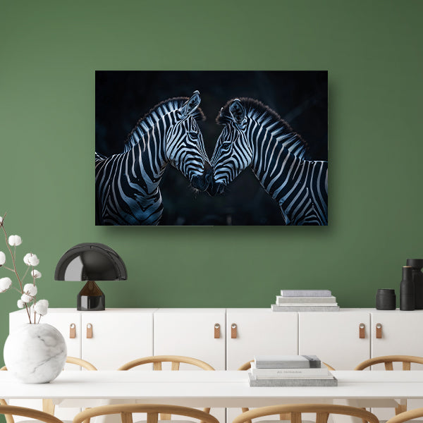 Twee zebra’s in donkere omgeving canvas met baklijst