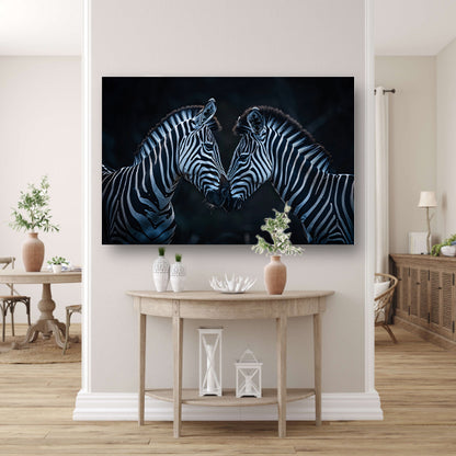 Twee zebra’s in donkere omgeving canvas met baklijst
