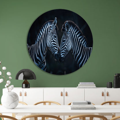 Twee zebra’s in donkere omgeving aluminium muurcirkel