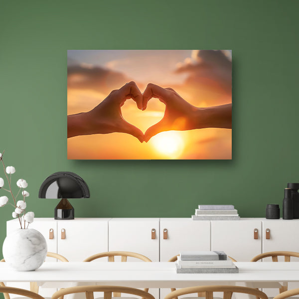 Handen vormen hart bij zonsondergang poster