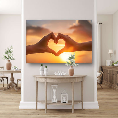 Handen vormen hart bij zonsondergang poster