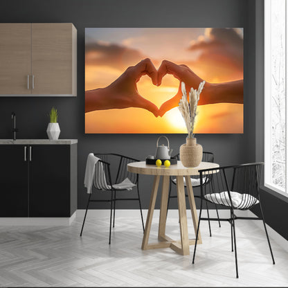 Handen vormen hart bij zonsondergang poster