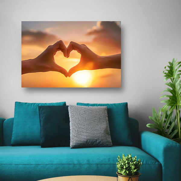 Handen vormen hart bij zonsondergang poster