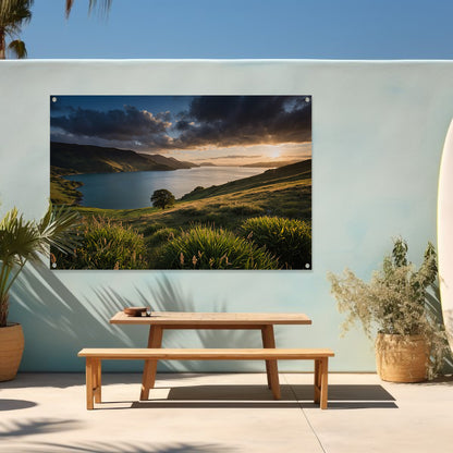 Zonsondergang bij schilderachtig meer met heuvels tuinposter