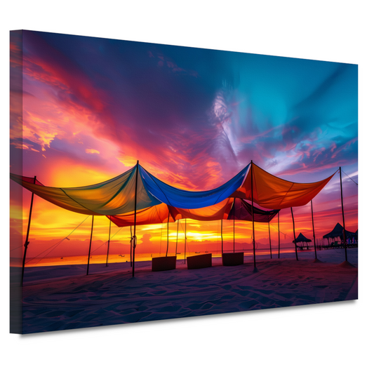 Zomerse tenten op het strand bij zonsondergang canvas