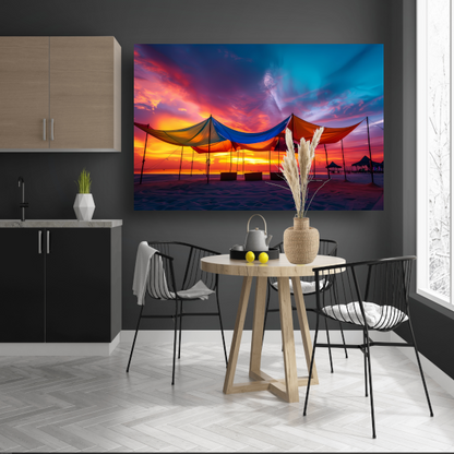 Zomerse tenten op het strand bij zonsondergang poster