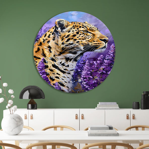 Realistisch luipaard schilderij met paarse bloemen aluminium muurcirkel