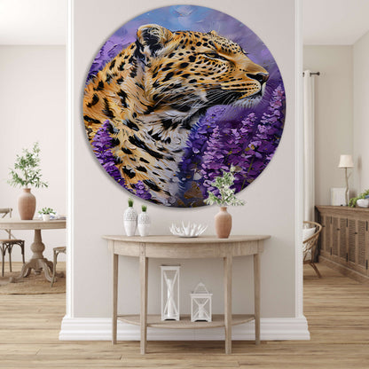 Realistisch luipaard schilderij met paarse bloemen aluminium muurcirkel