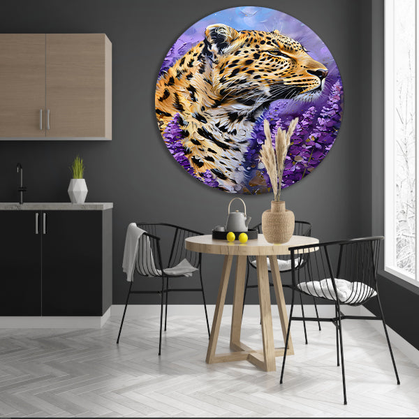 Realistisch luipaard schilderij met paarse bloemen aluminium muurcirkel