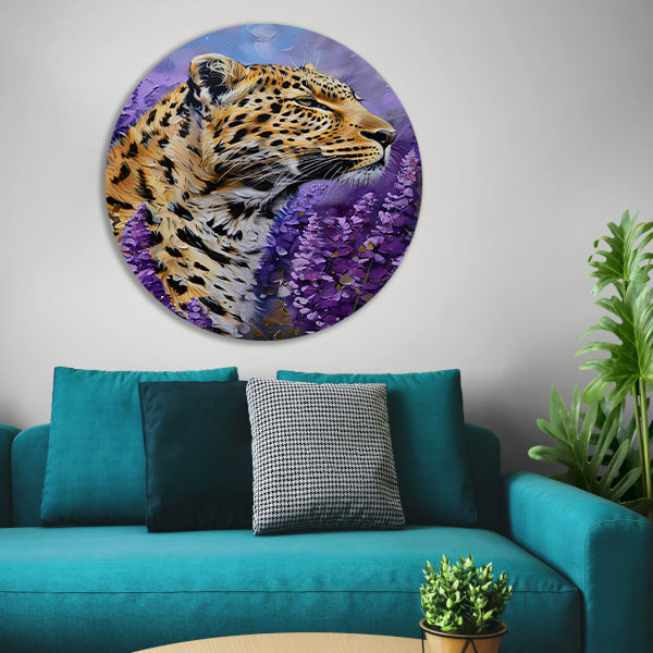 Realistisch luipaard schilderij met paarse bloemen aluminium muurcirkel