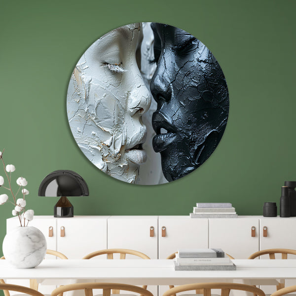 Samenspel van textuur en emotie in monochroom aluminium muurcirkel