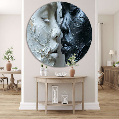 Samenspel van textuur en emotie in monochroom aluminium muurcirkel