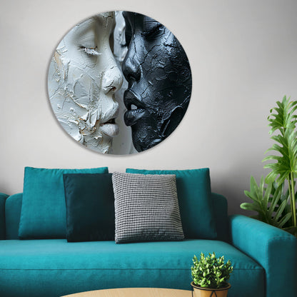 Samenspel van textuur en emotie in monochroom aluminium muurcirkel