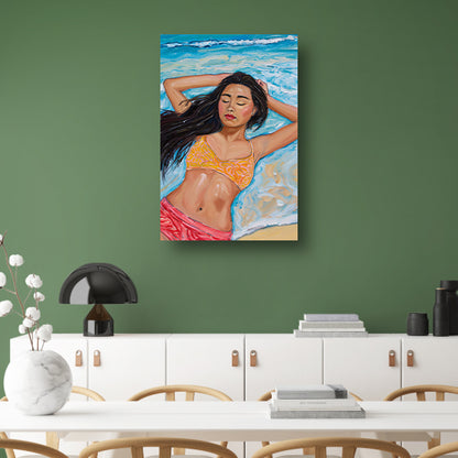 Vrouw ontspannen aan de kustlijn   acrylglas