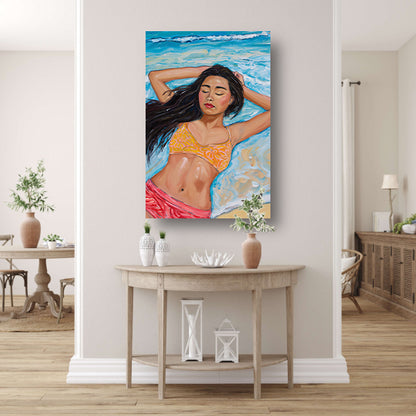 Vrouw ontspannen aan de kustlijn   acrylglas