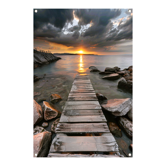 Gouden zonsondergang met dramatische wolken en steiger tuinposter