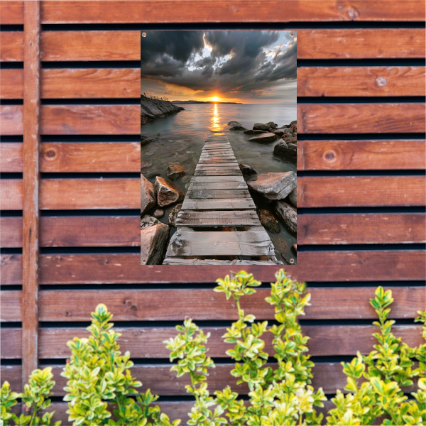 Gouden zonsondergang met dramatische wolken en steiger tuinposter