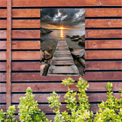 Gouden zonsondergang met dramatische wolken en steiger tuinposter
