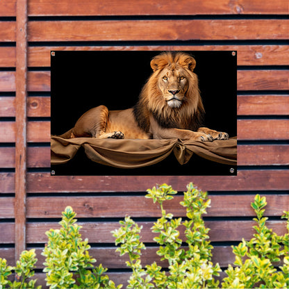 Rustende Leeuw op Stoffen Achtergrond tuinposter