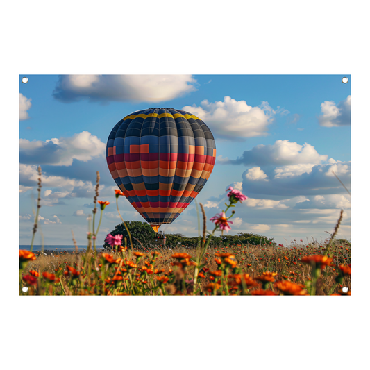 Luchtballon boven Bloemenveld tuinposter