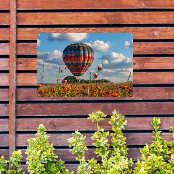 Luchtballon boven Bloemenveld tuinposter