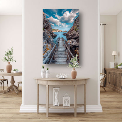 Houten loopbrug naar zee omringd door rotsen canvas met baklijst