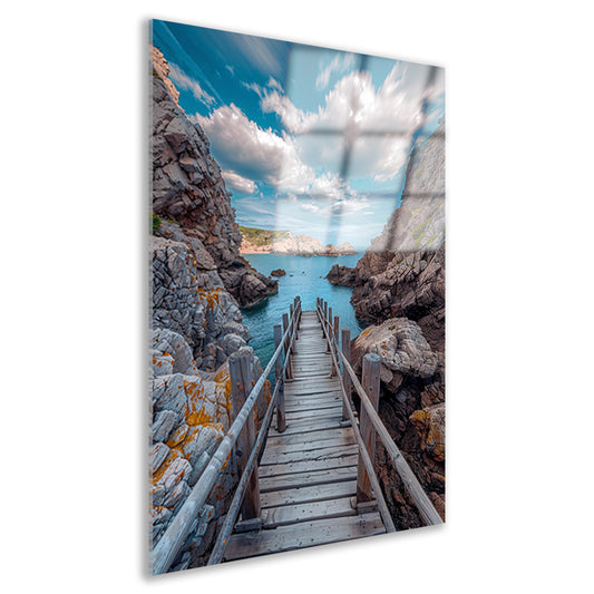Houten loopbrug naar zee omringd door rotsen acrylglas