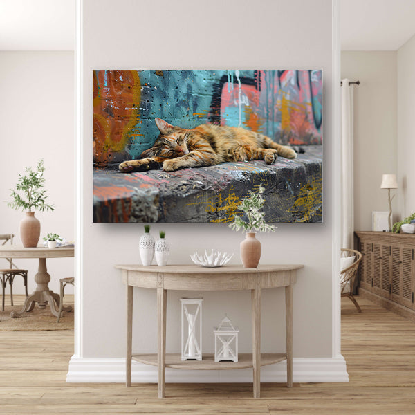 Slapende kat bij gekleurde muur canvas met baklijst
