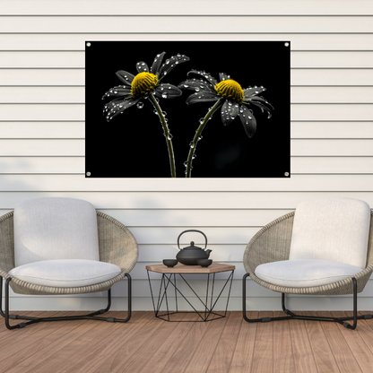 Zwart-wit bloemen met waterdruppels tuinposter