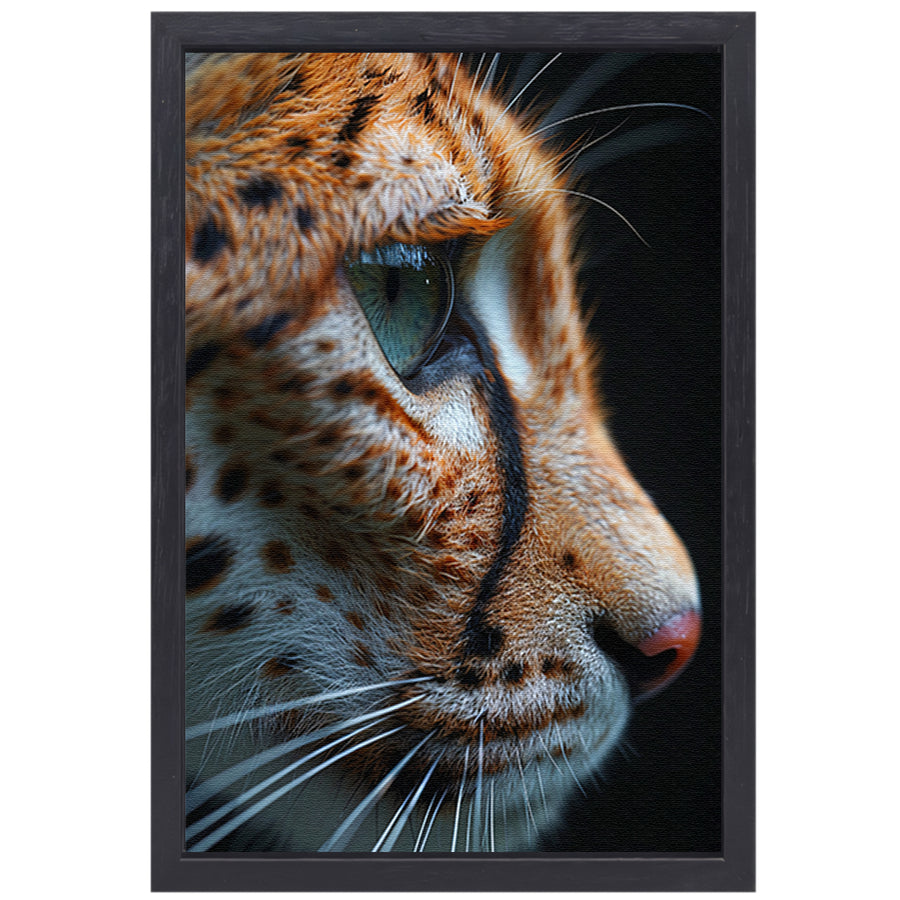 Intense blik van een luipaard in close-up canvas met baklijst