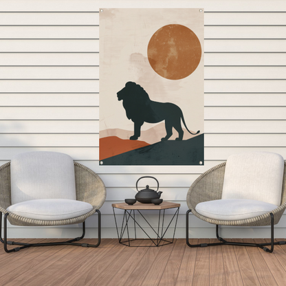 Leeuw silhouet tegen oranje zon in minimalistische stijl tuinposter