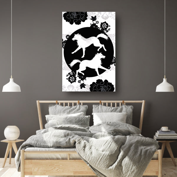 Zwart-wit silhouet van dansende wolven en bloemen poster