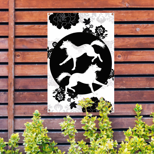 Zwart-wit silhouet van dansende wolven en bloemen tuinposter