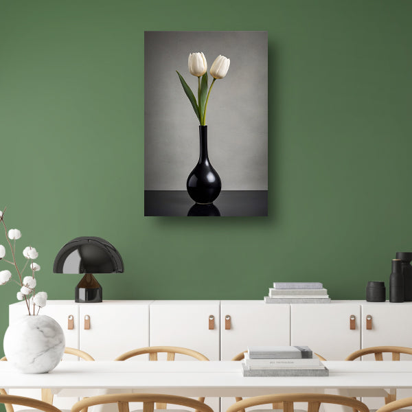 Minimalistische Witte Tulpen in Zwarte Vaas poster