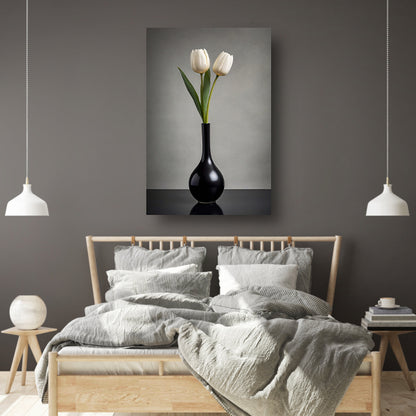 Minimalistische Witte Tulpen in Zwarte Vaas poster