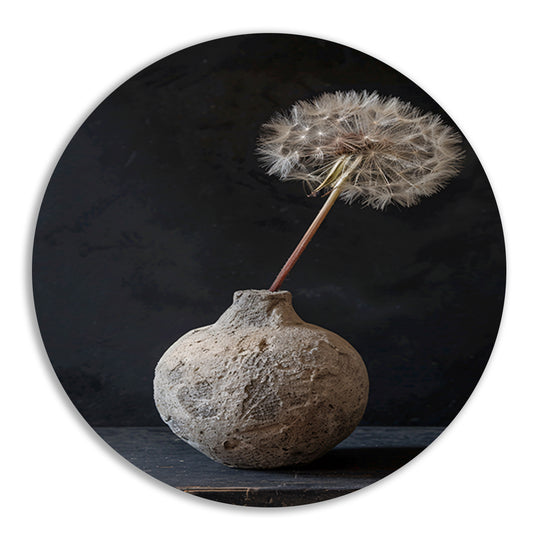 Oude vaas met delicate paardenbloem aluminium muurcirkel